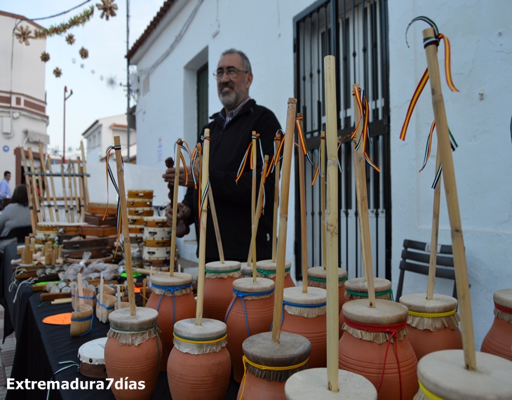 Los vecinos de Entrín Bajo (Badajoz) decoran sus calles de Navidad