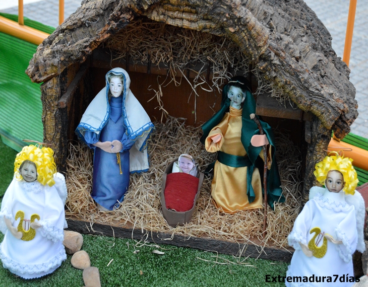 Los vecinos de Entrín Bajo (Badajoz) decoran sus calles de Navidad