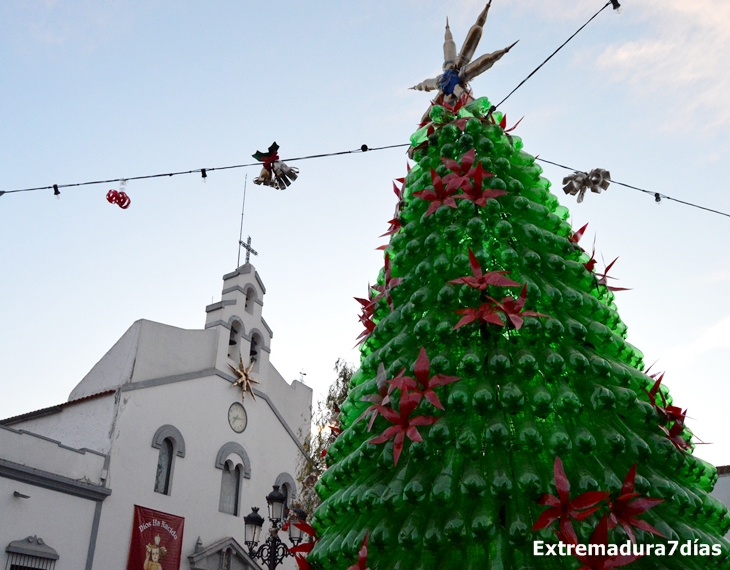 Los vecinos de Entrín Bajo (Badajoz) decoran sus calles de Navidad