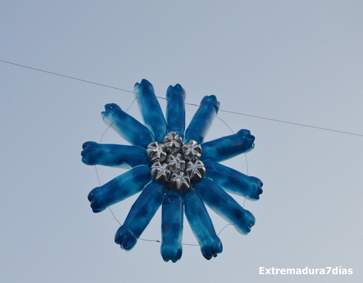 Los vecinos de Entrín Bajo (Badajoz) decoran sus calles de Navidad