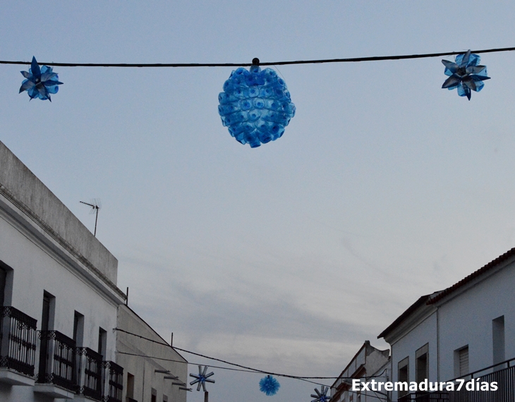 Los vecinos de Entrín Bajo (Badajoz) decoran sus calles de Navidad