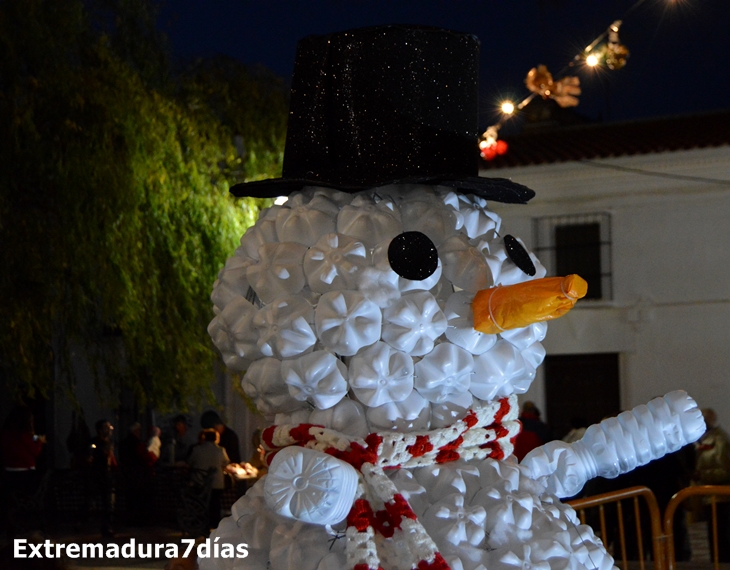 Los vecinos de Entrín Bajo (Badajoz) decoran sus calles de Navidad