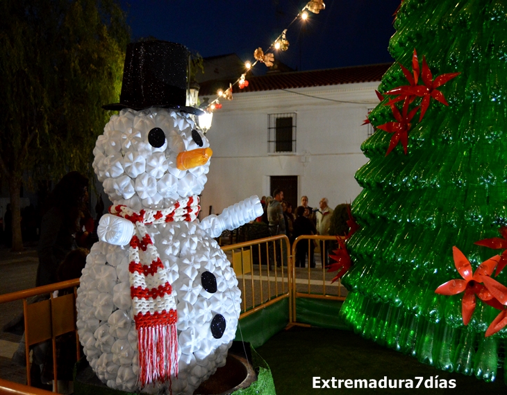 Los vecinos de Entrín Bajo (Badajoz) decoran sus calles de Navidad