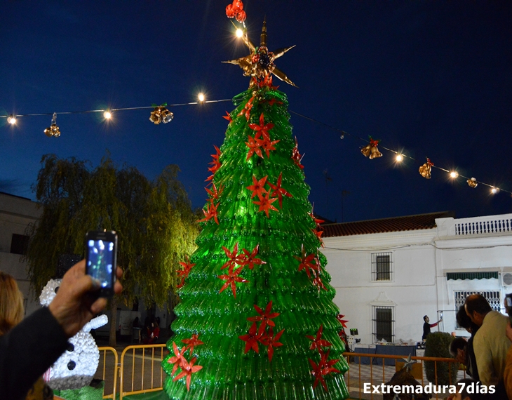 Los vecinos de Entrín Bajo (Badajoz) decoran sus calles de Navidad