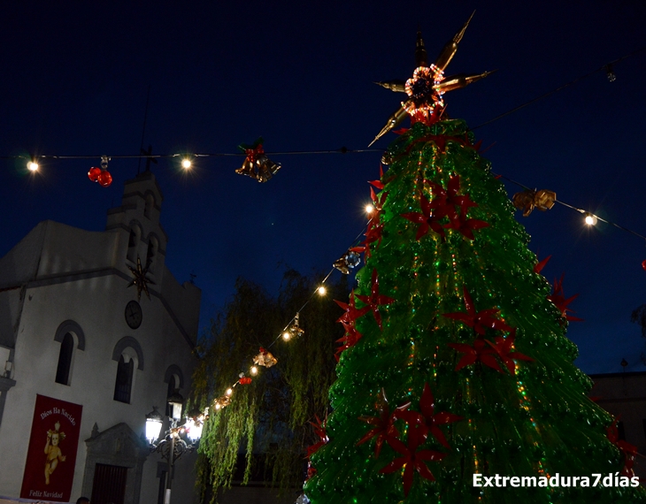 Los vecinos de Entrín Bajo (Badajoz) decoran sus calles de Navidad