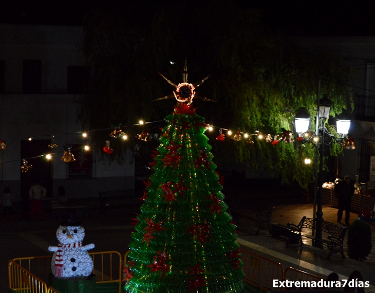 Los vecinos de Entrín Bajo (Badajoz) decoran sus calles de Navidad