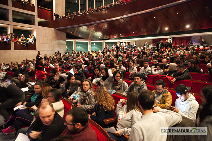 Imágenes del sorteo del orden para el Gran Desfile de Comparsas de Badajoz