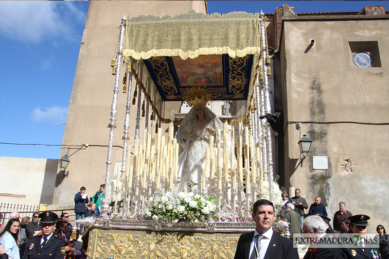 Imágenes del encuentro entre El Resucitado y La Aurora en Badajoz