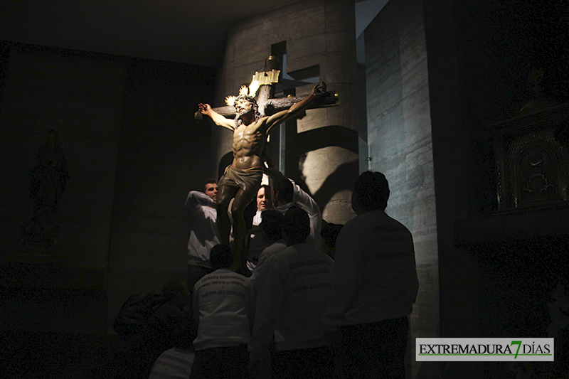 Imágenes del Martes Santo procesionando por las calles de Badajoz