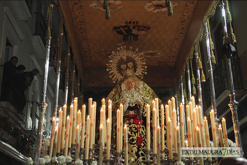 Imágenes del Martes Santo procesionando por las calles de Badajoz