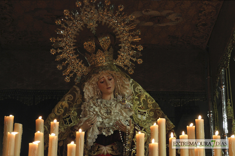 Imágenes del Martes Santo procesionando por las calles de Badajoz