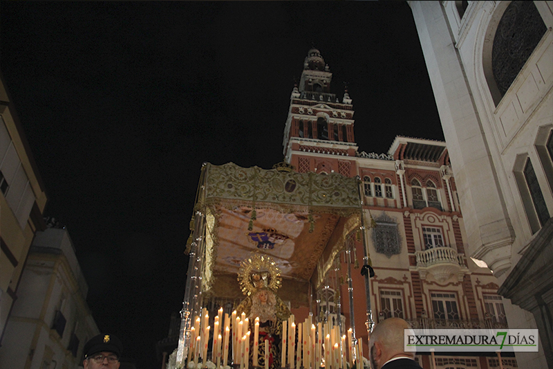 Imágenes del Martes Santo procesionando por las calles de Badajoz