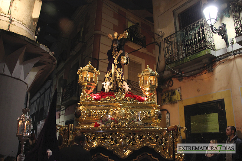 Imágenes del Martes Santo procesionando por las calles de Badajoz