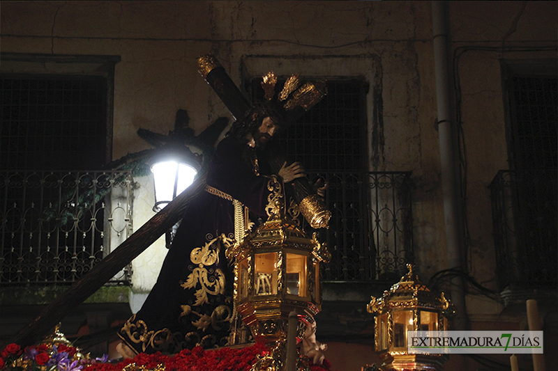 Imágenes del Martes Santo procesionando por las calles de Badajoz