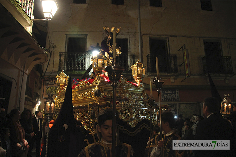 Imágenes del Martes Santo procesionando por las calles de Badajoz