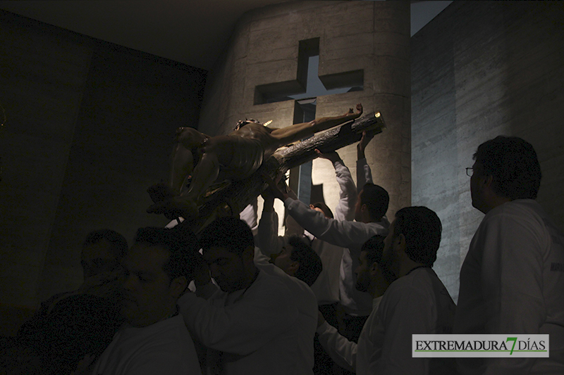 Imágenes del Martes Santo procesionando por las calles de Badajoz