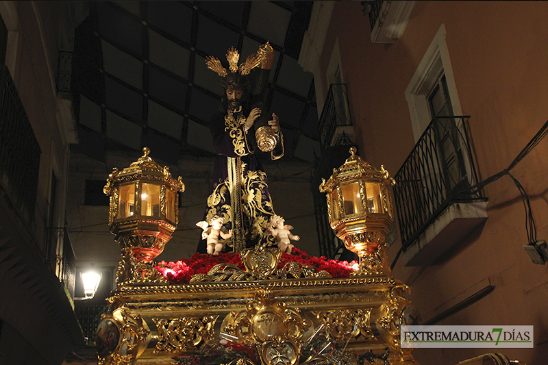 Imágenes del Martes Santo procesionando por las calles de Badajoz