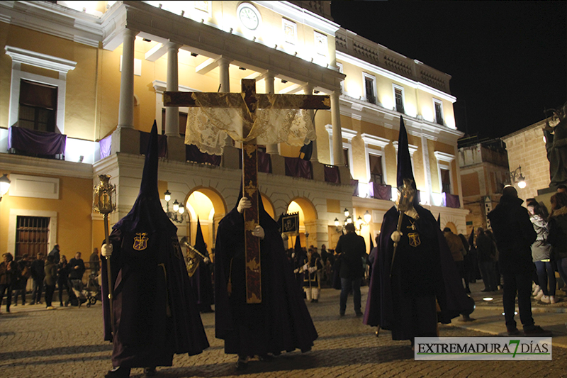 Imágenes del Martes Santo procesionando por las calles de Badajoz