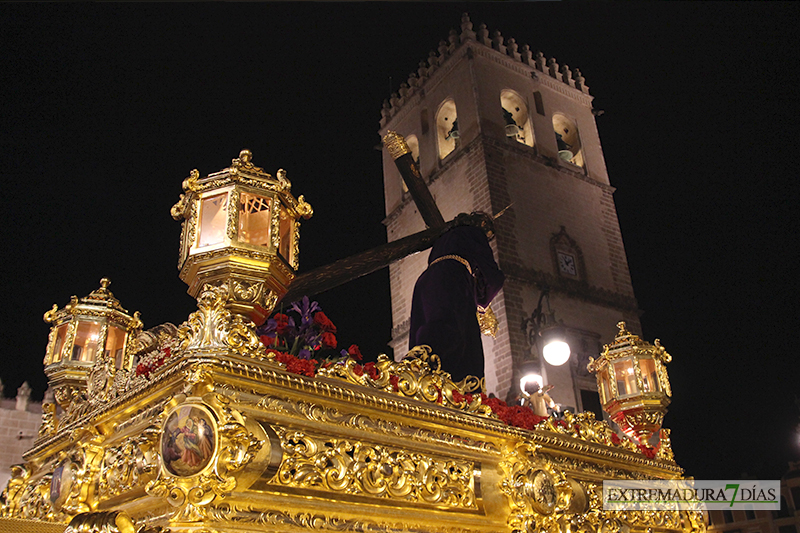 Imágenes del Martes Santo procesionando por las calles de Badajoz