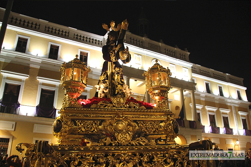 Imágenes del Martes Santo procesionando por las calles de Badajoz