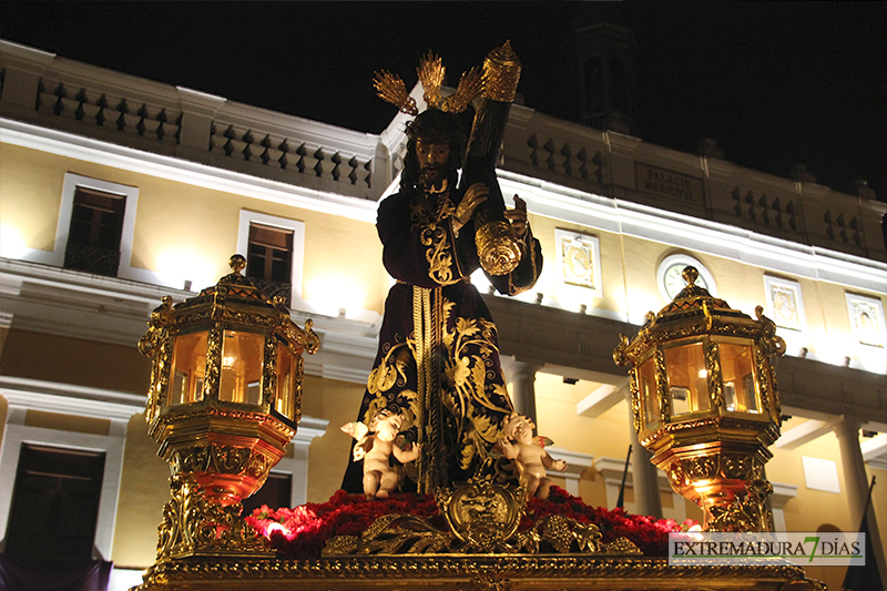 Imágenes del Martes Santo procesionando por las calles de Badajoz