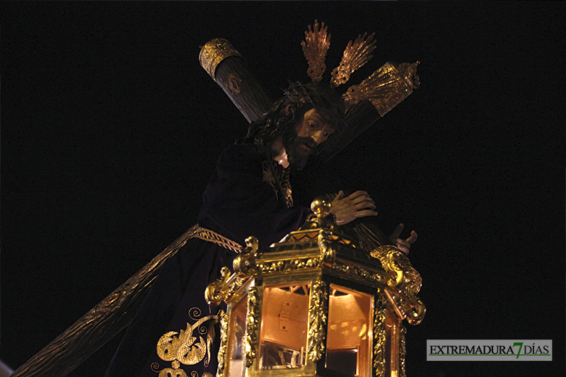 Imágenes del Martes Santo procesionando por las calles de Badajoz