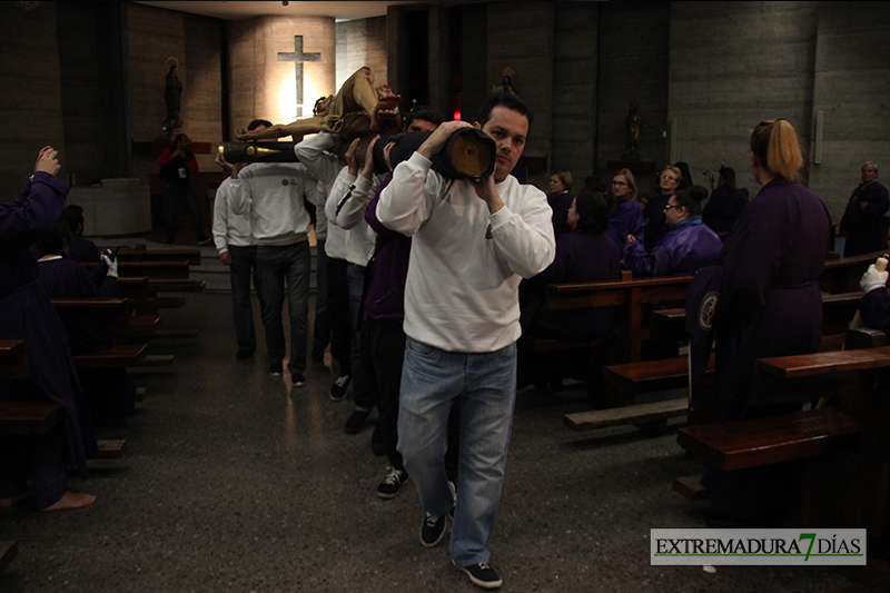 Imágenes del Martes Santo procesionando por las calles de Badajoz