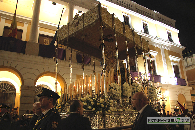 Imágenes del Martes Santo procesionando por las calles de Badajoz