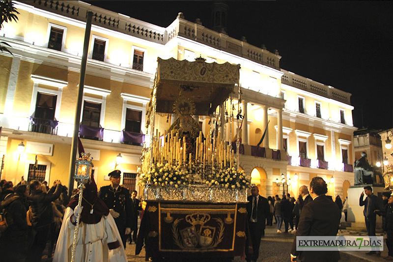 Imágenes del Martes Santo procesionando por las calles de Badajoz