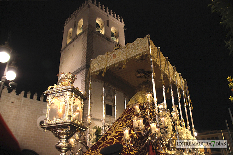 Imágenes del Martes Santo procesionando por las calles de Badajoz