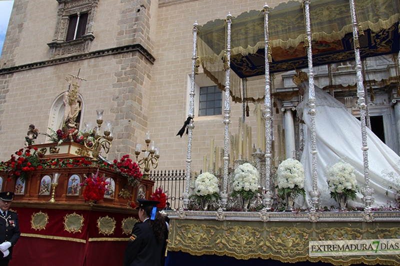 Imágenes del encuentro entre El Resucitado y La Aurora en Badajoz