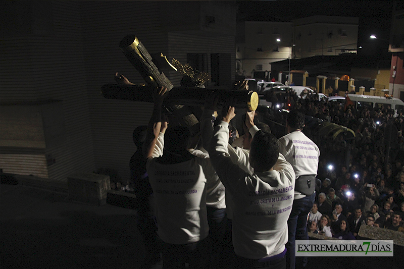 Imágenes del Martes Santo procesionando por las calles de Badajoz