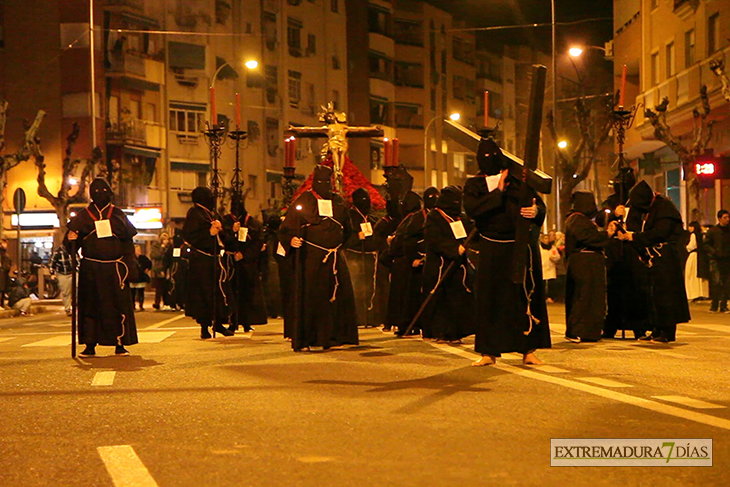 Imágenes de la Madrugada del Jueves Santo en Badajoz (GALERÍA 2)