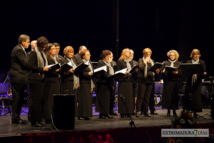 Imágenes del Festival Cofrade solidario celebrado en el López