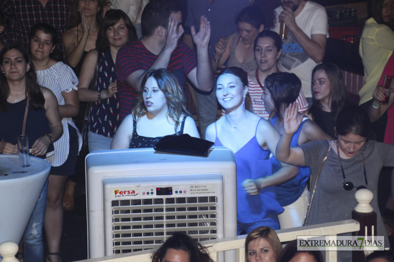 Pacenses y turistas disfrutan de las casetas en el recinto ferial