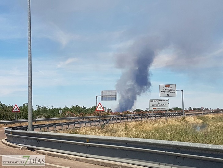 Un incendio en Bótoa amenaza varias viviendas