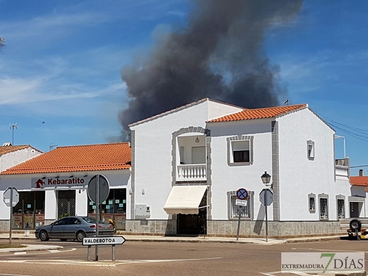 Un incendio en Bótoa amenaza varias viviendas