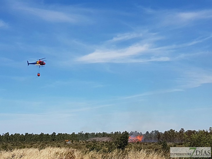 Un incendio en Bótoa amenaza varias viviendas