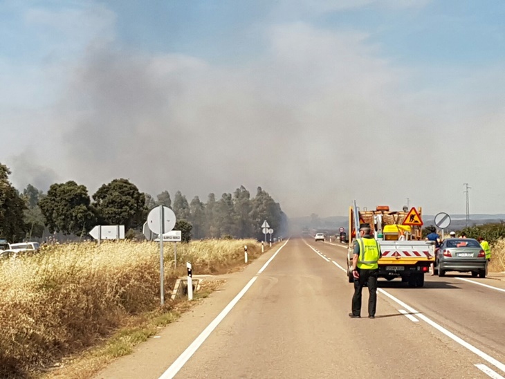 Un incendio en Bótoa amenaza varias viviendas