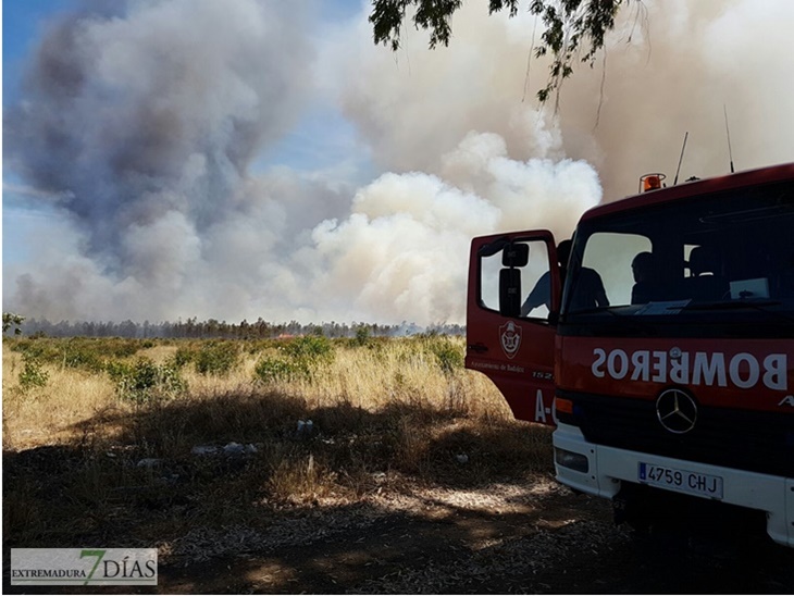 Un incendio en Bótoa amenaza varias viviendas