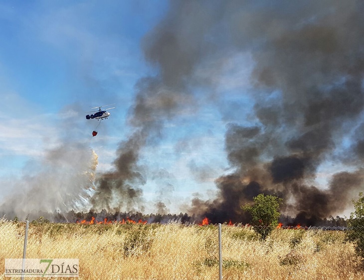 Un incendio en Bótoa amenaza varias viviendas