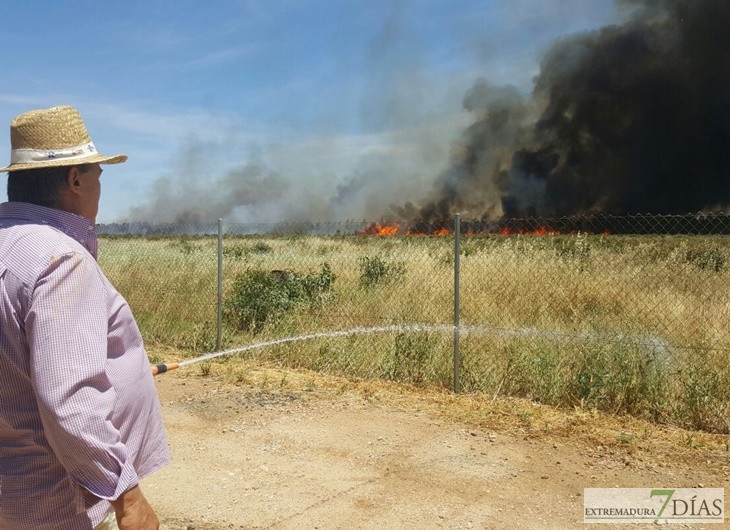 Un incendio en Bótoa amenaza varias viviendas