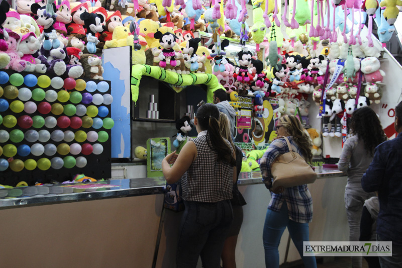 ¿Qué se puede encontrar en los puestos durante la Feria de San Juan?