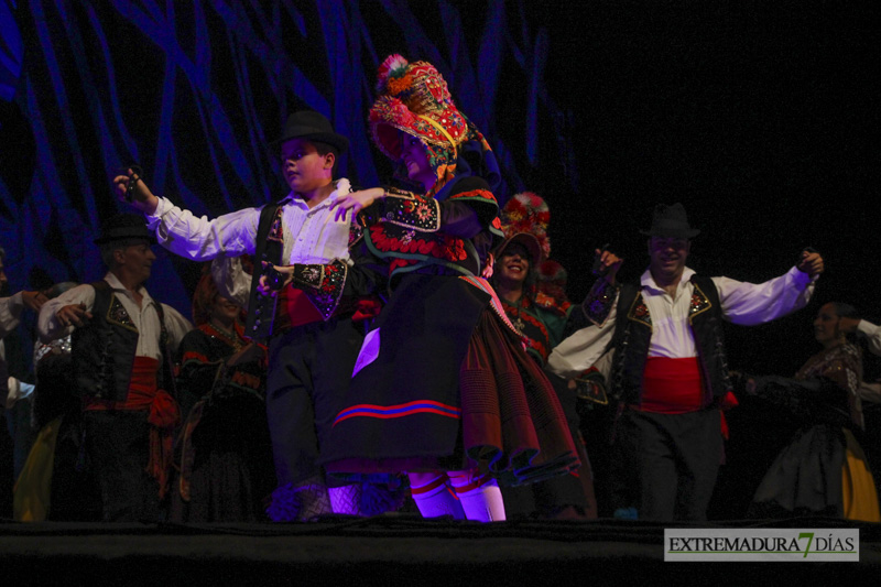 GALERÍA I - Badajoz, Perú y Rumanía abren el Festival Folklórico con un gran espectáculo