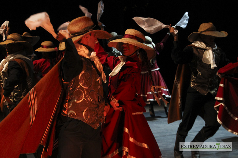 GALERÍA I - Badajoz, Perú y Rumanía abren el Festival Folklórico con un gran espectáculo