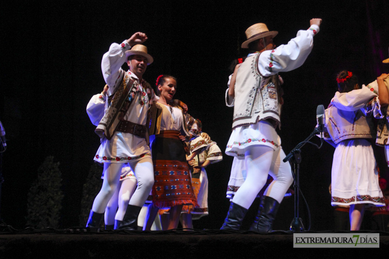 GALERÍA I - Badajoz, Perú y Rumanía abren el Festival Folklórico con un gran espectáculo