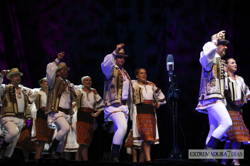 GALERÍA I - Badajoz, Perú y Rumanía abren el Festival Folklórico con un gran espectáculo