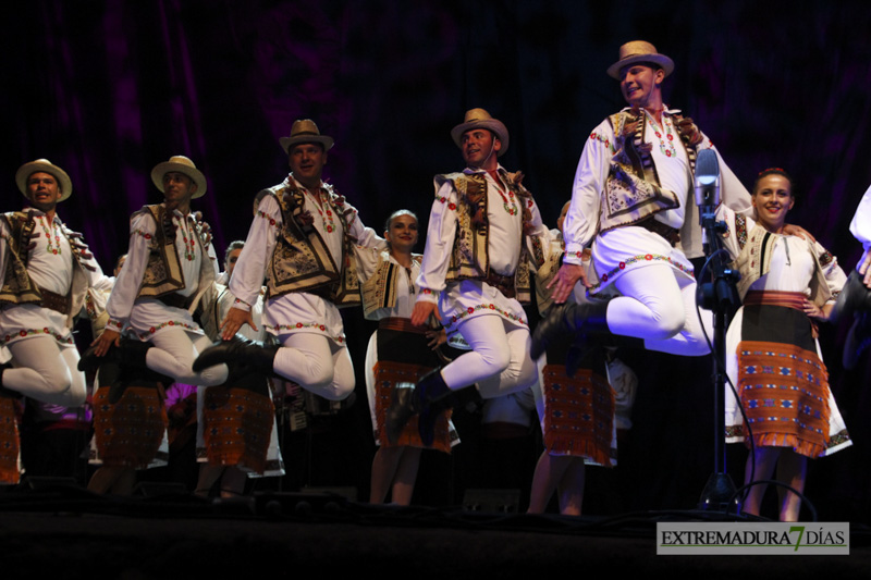 GALERÍA I - Badajoz, Perú y Rumanía abren el Festival Folklórico con un gran espectáculo