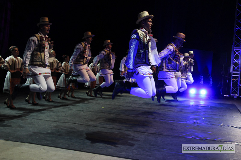 GALERÍA I - Badajoz, Perú y Rumanía abren el Festival Folklórico con un gran espectáculo