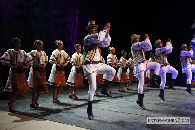 GALERÍA I - Badajoz, Perú y Rumanía abren el Festival Folklórico con un gran espectáculo